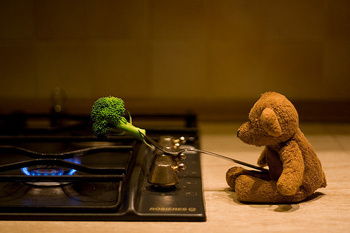 Ursinho fazendo brócolis no fogão / Imagens Fofas para Tumblr, We Heart it, etc