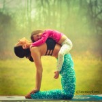 Yoga Kids - Menina faz Yoga com a mae 5