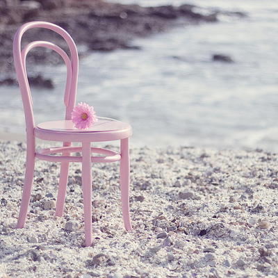 Cadeira rosa na praia II
