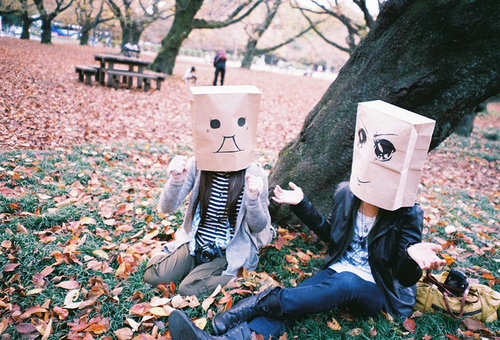 Meninas com sacos na cabeça / Imagens Fofas para Tumblr, We Heart it, etc
