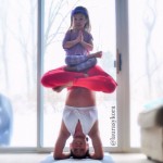 Yoga Kids - Menina faz Yoga com a mae 2