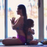 Yoga Kids - Menina faz Yoga com a mae10